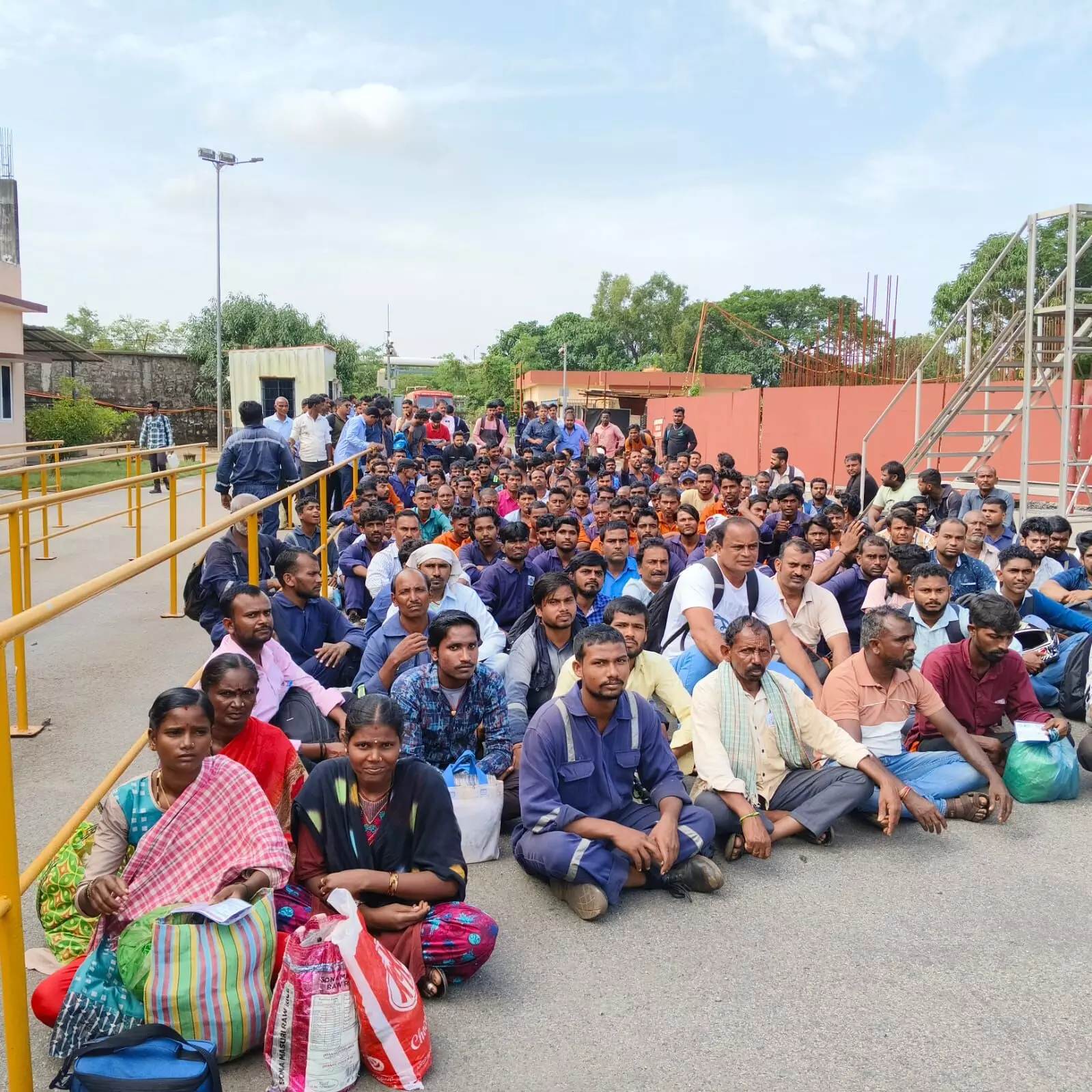 ಅಧಿಕಾರಿಗಳಿಂದ ಕಿರುಕುಳ ಆರೋಪ: ಎಂಆರ್‌ಪಿಎಲ್‌ ನೌಕರರಿಂದ ಪ್ರತಿಭಟನೆ