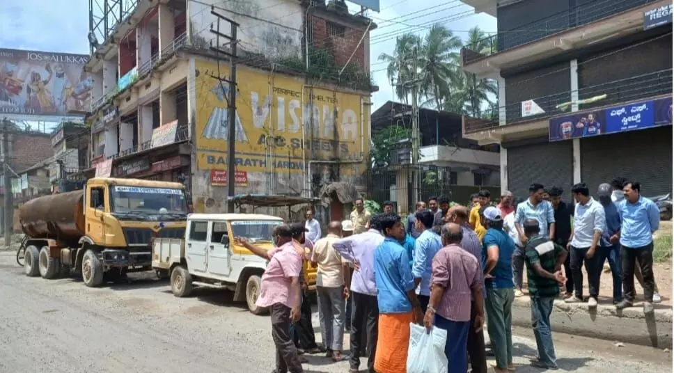 ಮೆಲ್ಕಾರ್: ಮಂಗಳೂರು- ಬೆಂಗಳೂರು ರಾಷ್ಟ್ರೀಯ ಹೆದ್ದಾರಿ ದುರವಸ್ಥೆ ವಿರುದ್ಧ ಪ್ರತಿಭಟನೆ ಮೆಲ್ಕಾರ್: ಮಂಗಳೂರು- ಬೆಂಗಳೂರು ರಾಷ್ಟ್ರೀಯ ಹೆದ್ದಾರಿ ದುರವಸ್ಥೆ ವಿರುದ್ಧ ಪ್ರತಿಭಟನೆ