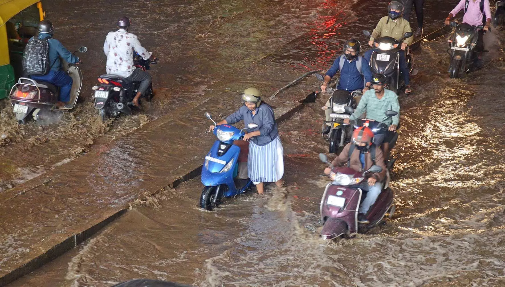 PHOTOS| ಬೆಂಗಳೂರಿನಲ್ಲಿ ಭಾರೀ ಮಳೆ; ಜನ ಜೀವನ ಅಸ್ತವ್ಯಸ್ತ
