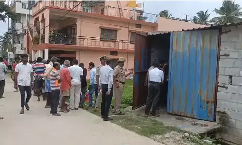 ತುಮಕೂರು | ಮಲಗಿದ್ದ ವ್ಯಕ್ತಿಯ ತಲೆ ಮೇಲೆ ಇಟ್ಟಿಗೆ ಎತ್ತಿಹಾಕಿ ಕೊಲೆ