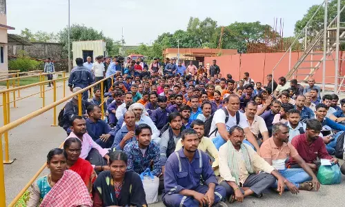 ಅಧಿಕಾರಿಗಳಿಂದ ಕಿರುಕುಳ ಆರೋಪ: ಎಂಆರ್‌ಪಿಎಲ್‌ ನೌಕರರಿಂದ ಪ್ರತಿಭಟನೆ
