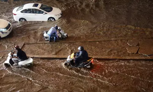 ಬೆಂಗಳೂರು: ಸೋಮವಾರ ಮುಂಜಾನೆ ಸುರಿದ ಮಳೆಯಿಂದ ಜನ ಜೀವನ ಅಸ್ತವ್ಯಸ್ತ