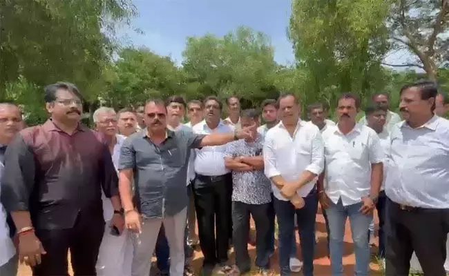 ಪಡುಬಿದ್ರಿ-ಕಾರ್ಕಳ ರಾಜ್ಯ ಹೆದ್ದಾರಿ ಟೋಲ್ಗೆ ವಿರೋಧ; ಸ್ಥಳ ಪರಿಶೀಲನೆಗೆ ಬಂದ ಇಂಜಿನಿಯರ್ ಗಳನ್ನು ತರಾಟೆಗೆ ತೆಗೆದುಕೊಂಡ ಹೋರಾಟ ಸಮಿತಿ ಪಡುಬಿದ್ರಿ-ಕಾರ್ಕಳ ರಾಜ್ಯ ಹೆದ್ದಾರಿ ಟೋಲ್ಗೆ ವಿರೋಧ; ಸ್ಥಳ ಪರಿಶೀಲನೆಗೆ ಬಂದ ಇಂಜಿನಿಯರ್ ಗಳನ್ನು ತರಾಟೆಗೆ ತೆಗೆದುಕೊಂಡ ಹೋರಾಟ ಸಮಿತಿ