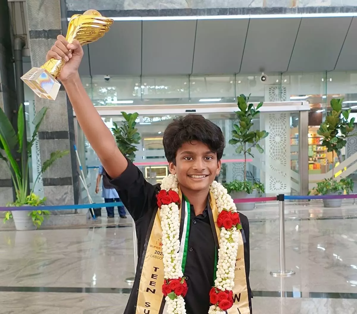 ವಿದ್ಯಾರ್ಥಿ ವರುಣ್ ಡಿಕೋಸ್ಟಾಗೆ ಮಿಸ್ಟರ್ ಟೀನ್ ಸೂಪರ್ ಗ್ಲೋಬ್ ಪ್ರಶಸ್ತಿ