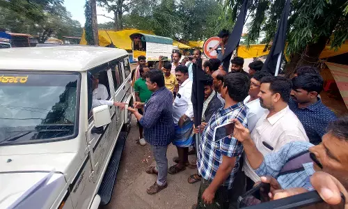 ಉಡುಪಿ| ಹದಗೆಟ್ಟ ರಸ್ತೆ, ಶೌಚಾಲಯ, ಕುಡಿಯುವ ನೀರಿನ ಕೊರತೆ; ಎಂಪಿಎಂಸಿ ವರ್ತಕರಿಂದ ಕಪ್ಪು ಬಾವುಟ ಪ್ರದರ್ಶಿಸಿ ಪ್ರತಿಭಟನೆ