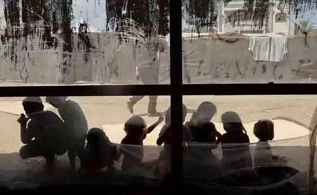 ಗಾಝಾ | ಬಾಚಣಿಗೆಯಿಲ್ಲದೇ ತಲೆ ಕೂದಲು ಕತ್ತರಿಸುತ್ತಿರುವ ಬಾಲಕಿಯರು! ಗಾಝಾ | ಬಾಚಣಿಗೆಯಿಲ್ಲದೇ ತಲೆ ಕೂದಲು ಕತ್ತರಿಸುತ್ತಿರುವ ಬಾಲಕಿಯರು!