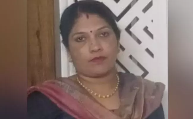 ಕೋಲಾರ |  ಕತ್ತು ಕೊಯ್ದು ಶಿಕ್ಷಕಿಯ ಹತ್ಯೆ ; ಮಗಳು ಪಾರು