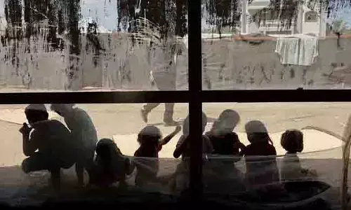 ಗಾಝಾ | ಬಾಚಣಿಗೆಯಿಲ್ಲದೇ ತಲೆ ಕೂದಲು ಕತ್ತರಿಸುತ್ತಿರುವ ಬಾಲಕಿಯರು!