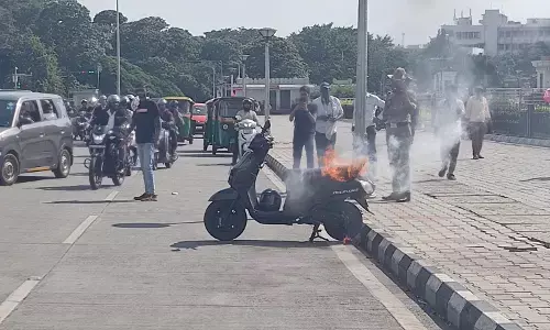 ಪೊಲೀಸರ ಮೇಲಿನ ಕೋಪಕ್ಕೆ ವಿಧಾನಸೌಧದ ಎದುರು ದ್ವಿಚಕ್ರ ವಾಹನಕ್ಕೆ ಬೆಂಕಿ ಹಚ್ಚಿದ ಯುವಕ!