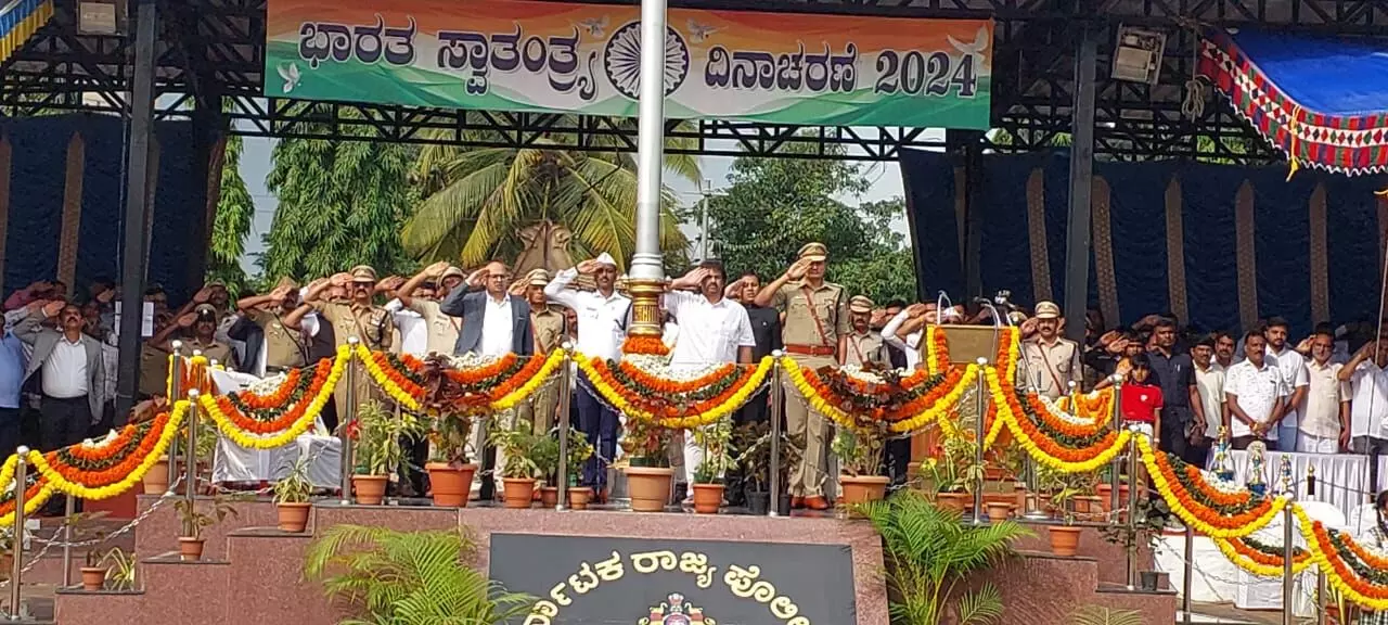 ಸ್ವಾತಂತ್ರ್ಯಕ್ಕಾಗಿ ಸರ್ವಸ್ವವನ್ನೂ ತ್ಯಾಗ ಮಾಡಿದ ವೀರರು-ಯೋಧರಿಗೆ ನಮನಗಳು : ಮಧುಬಂಗಾರಪ್ಪ ಸ್ವಾತಂತ್ರ್ಯಕ್ಕಾಗಿ ಸರ್ವಸ್ವವನ್ನೂ ತ್ಯಾಗ ಮಾಡಿದ ವೀರರು-ಯೋಧರಿಗೆ ನಮನಗಳು : ಮಧುಬಂಗಾರಪ್ಪ