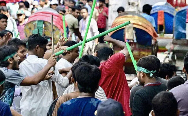 ಹಸೀನಾ ಬೆಂಬಲಿಗರ ಮೇಲೆ ಸಶಸ್ತ್ರ ವಿದ್ಯಾರ್ಥಿಗಳ ದಾಳಿ ಹಸೀನಾ ಬೆಂಬಲಿಗರ ಮೇಲೆ ಸಶಸ್ತ್ರ ವಿದ್ಯಾರ್ಥಿಗಳ ದಾಳಿ