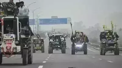 ವಿವಿಧ ಬೇಡಿಕೆಗಳ ಈಡೇರಿಕೆಗೆ ಆಗ್ರಹಿಸಿ ಪಂಜಾಬ್, ಹರ್ಯಾಣದಲ್ಲಿ ರೈತರಿಂದ ಟ್ರ್ಯಾಕ್ಟರ್ ರ‍್ಯಾಲಿ