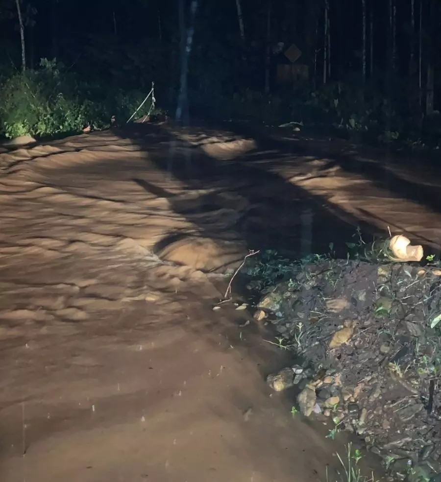 ಭಾರೀ ಮಳೆ: ಕೊಲ್ಲಮೊಗ್ರ ಪೇಟೆ ಸಮೀಪ ರಸ್ತೆಗೆ ನುಗ್ಗಿದ ನೆರೆ ನೀರು