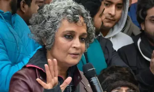 ಅಮೆರಿಕಾದ ವಕ್ಲಾವ್‌ ಹೇವೆಲ್‌ ಸೆಂಟರ್‌ನ ʼಡಿಸ್ಟರ್ಬಿಂಗ್‌ ದಿ ಪೀಸ್ʼ ಪ್ರಶಸ್ತಿಗೆ ಆಯ್ಕೆಯಾದ ಲೇಖಕಿ ಅರುಂಧತಿ ರಾಯ್‌