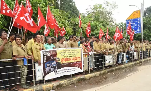 ಇಲೆಕ್ಟ್ರಿಕ್ ರಿಕ್ಷಾಗಳಿಗೆ ಜಿಲ್ಲಾದ್ಯಂತ ಸಂಚಾರ ಆದೇಶ ಹಿಂಪಡೆಯಲು ಆಗ್ರಹ: ಮಂಗಳೂರಿನಲ್ಲಿ ರಿಕ್ಷಾ ಚಾಲಕರಿಂದ ಧರಣಿ