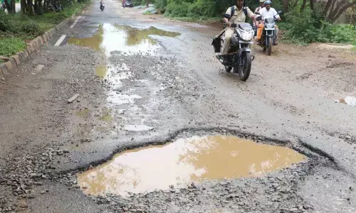 ಬೆಂಗಳೂರಿನಲ್ಲಿವೆ 180 ಅಪಾಯಕಾರಿ ರಸ್ತೆ, ಗುಂಡಿ ; ಬಿಬಿಎಂಪಿಗೆ ವರದಿ ಸಲ್ಲಿಸಿದ ಸಂಚಾರ ಪೊಲೀಸರು