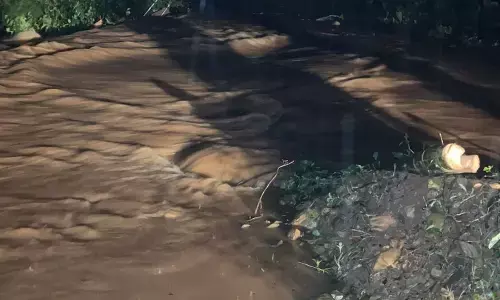 ಭಾರೀ ಮಳೆ: ಕೊಲ್ಲಮೊಗ್ರ ಪೇಟೆ ಸಮೀಪ ರಸ್ತೆಗೆ ನುಗ್ಗಿದ ನೆರೆ ನೀರು