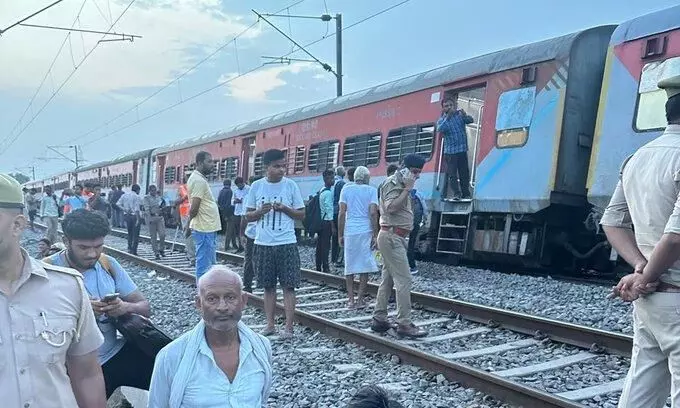 ಉತ್ತರ ಪ್ರದೇಶ: ಹಳಿ ತಪ್ಪಿದ ಸಬರಮತಿ ಎಕ್ಸ್ಪ್ರೆಸ್ ರೈಲು; ಅಪಾಯದಿಂದ ಪಾರಾದ ಪ್ರಯಾಣಿಕರು ಉತ್ತರ ಪ್ರದೇಶ: ಹಳಿ ತಪ್ಪಿದ ಸಬರಮತಿ ಎಕ್ಸ್ಪ್ರೆಸ್ ರೈಲು; ಅಪಾಯದಿಂದ ಪಾರಾದ ಪ್ರಯಾಣಿಕರು