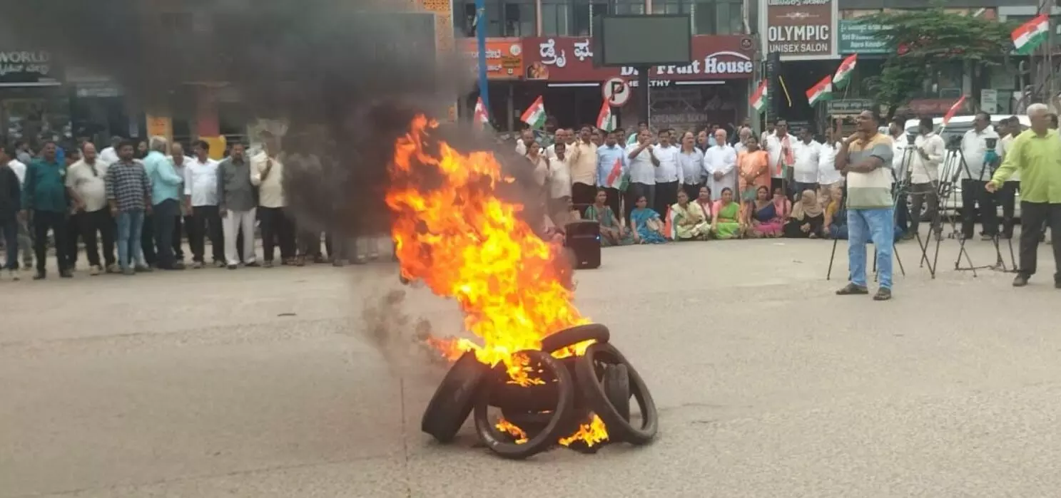 ಸಿಎಂ ವಿರುದ್ಧ ಪ್ರಾಸಿಕ್ಯೂಷನ್ಗೆ ಅನುಮತಿ | ರಾಜ್ಯಪಾಲರ ನಡೆ ಖಂಡಿಸಿ ಶಿವಮೊಗ್ಗದಲ್ಲಿ ಪ್ರತಿಭಟನೆ ಸಿಎಂ ವಿರುದ್ಧ ಪ್ರಾಸಿಕ್ಯೂಷನ್ಗೆ ಅನುಮತಿ | ರಾಜ್ಯಪಾಲರ ನಡೆ ಖಂಡಿಸಿ ಶಿವಮೊಗ್ಗದಲ್ಲಿ ಪ್ರತಿಭಟನೆ