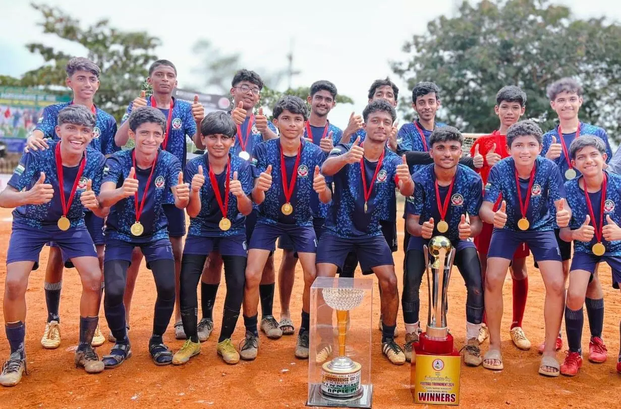 ಕಣಚೂರು ಪಬ್ಲಿಕ್ ಸ್ಕೂಲ್‌ನ ಸೀನಿಯರ್-ಜೂನಿಯರ್ಸ್ ಫುಟ್ಬಾಲ್ ತಂಡಕ್ಕೆ ಟ್ರೋಫಿ