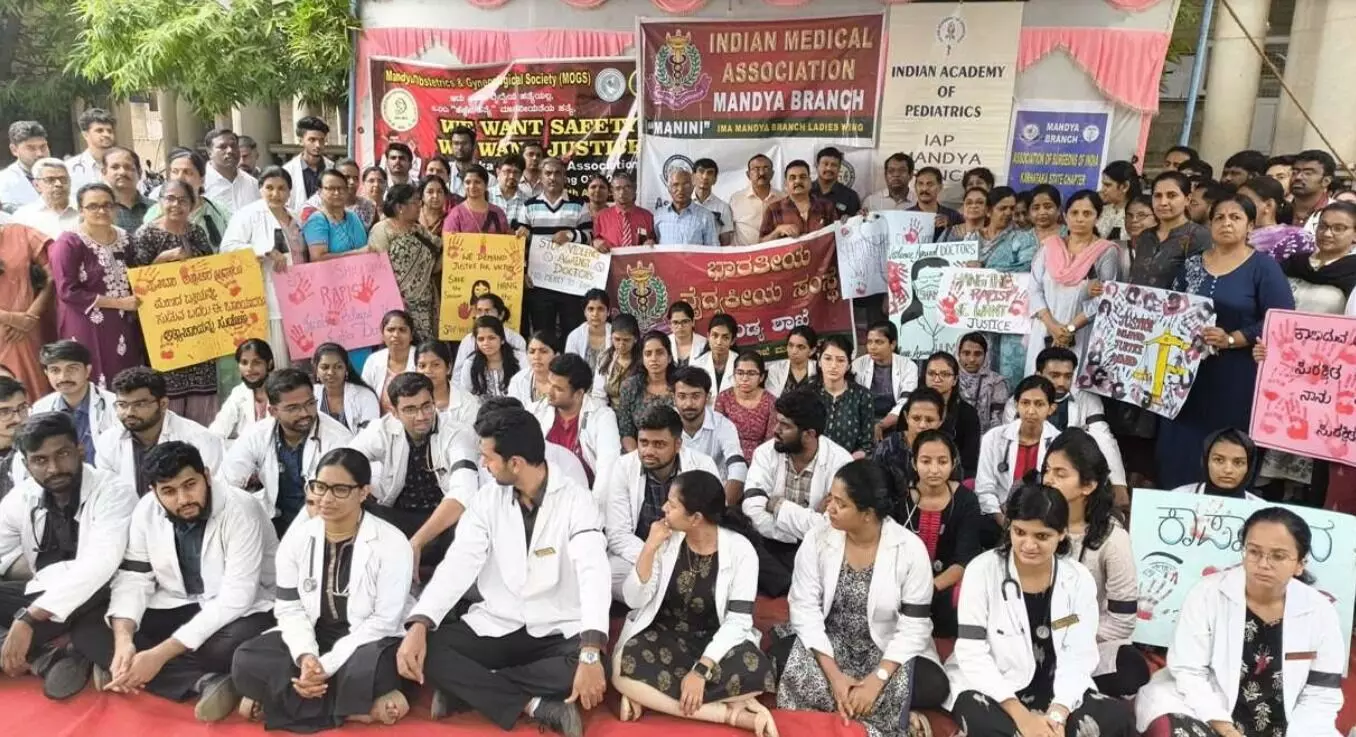 ಮಂಡ್ಯ | ಕೊಲ್ಕತ್ತಾ ವೈದ್ಯೆ ಅತ್ಯಾಚಾರ, ಹತ್ಯೆ ಖಂಡಿಸಿ ವೈದ್ಯರ ಪ್ರತಿಭಟನೆ