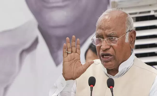 ಎಸ್ಸಿ, ಎಸ್ಟಿ, ಒಬಿಸಿಗಳನ್ನು ಮೀಸಲಾತಿಯಿಂದ ದೂರ ಇರಿಸುವ ವಿಧಾನದಲ್ಲಿ ನೇಮಕಾತಿ ಮಾಡುತ್ತಿರುವ ಬಿಜೆಪಿ: ಖರ್ಗೆ ಎಸ್ಸಿ, ಎಸ್ಟಿ, ಒಬಿಸಿಗಳನ್ನು ಮೀಸಲಾತಿಯಿಂದ ದೂರ ಇರಿಸುವ ವಿಧಾನದಲ್ಲಿ ನೇಮಕಾತಿ ಮಾಡುತ್ತಿರುವ ಬಿಜೆಪಿ: ಖರ್ಗೆ