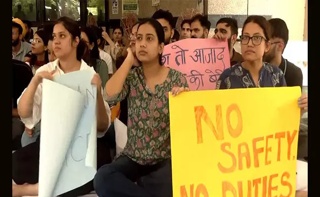 ಕೋಲ್ಕತಾ ವೈದ್ಯೆಯ ಕೊಲೆ, ಅತ್ಯಾಚಾರ ಖಂಡಿಸಿ ಬಾಂಗ್ಲಾದಲ್ಲಿ ವಿದ್ಯಾರ್ಥಿಗಳ ಪ್ರತಿಭಟನೆ