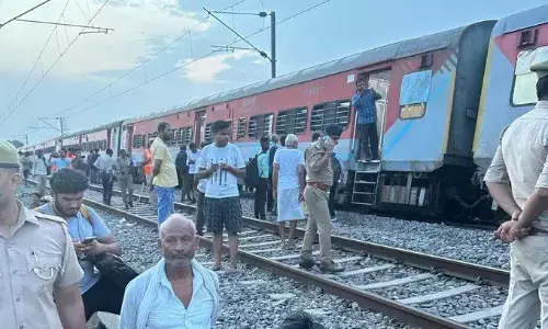 ಉತ್ತರ ಪ್ರದೇಶ: ಹಳಿ ತಪ್ಪಿದ ಸಬರಮತಿ ಎಕ್ಸ್‌ಪ್ರೆಸ್ ರೈಲು;  ಅಪಾಯದಿಂದ ಪಾರಾದ ಪ್ರಯಾಣಿಕರು