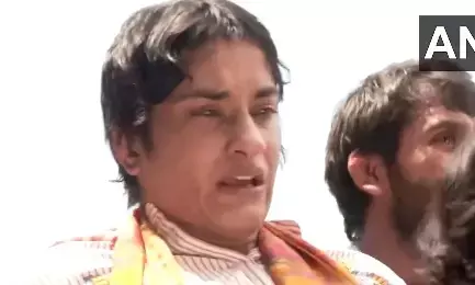 ಪ್ಯಾರಿಸ್ ನಿಂದ ತವರಿಗೆ ಹಿಂದಿರುಗಿದ ವಿನೇಶ್ ಫೋಗಟ್: ಗದ್ಗದಿತರಾದ ತಾರಾ ಕುಸ್ತಿಪಟು