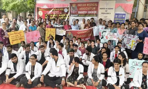 ಮಂಡ್ಯ | ಕೊಲ್ಕತ್ತಾ ವೈದ್ಯೆ ಅತ್ಯಾಚಾರ, ಹತ್ಯೆ ಖಂಡಿಸಿ ವೈದ್ಯರ ಪ್ರತಿಭಟನೆ