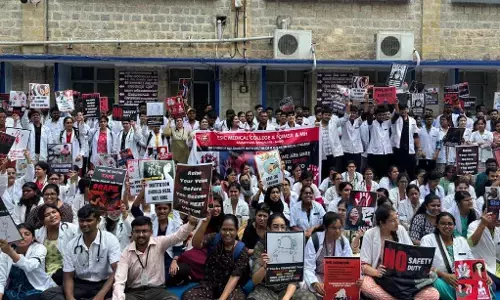 ಬೆಂಗಳೂರು | ವೈದ್ಯೆ ಮೇಲಿನ ಅತ್ಯಾಚಾರ, ಕೊಲೆ ಖಂಡಿಸಿ ವೈದ್ಯಕೀಯ ವಿದ್ಯಾರ್ಥಿಗಳ ಪ್ರತಿಭಟನೆ