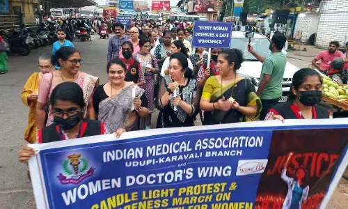 ಉಡುಪಿ: ವೈದ್ಯರಿಂದ ಕ್ಯಾಂಡಲ್ ಹಿಡಿದು ಮೌನ ಮೆರವಣಿಗೆ