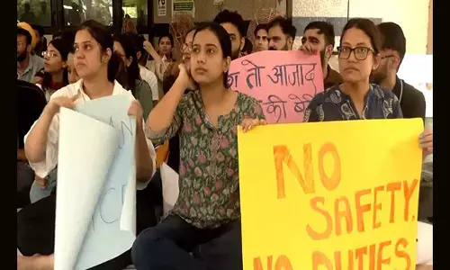 ಕೋಲ್ಕತಾ ವೈದ್ಯೆಯ ಕೊಲೆ, ಅತ್ಯಾಚಾರ ಖಂಡಿಸಿ ಬಾಂಗ್ಲಾದಲ್ಲಿ ವಿದ್ಯಾರ್ಥಿಗಳ ಪ್ರತಿಭಟನೆ