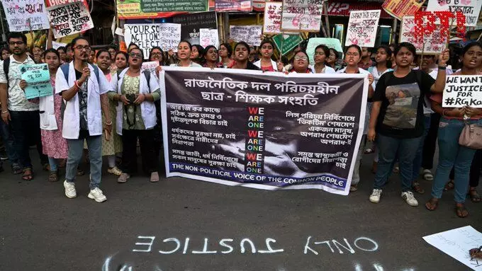 ಹೆಚ್ಚು ತಿಳಿದುಕೊಂಡಿದ್ದೇ ಕೊಲ್ಕತ್ತಾ ವೈದ್ಯೆಗೆ ಮುಳುವಾಯಿತೇ? ಪಾಲಕರ ಪ್ರಶ್ನೆ ಹೆಚ್ಚು ತಿಳಿದುಕೊಂಡಿದ್ದೇ ಕೊಲ್ಕತ್ತಾ ವೈದ್ಯೆಗೆ ಮುಳುವಾಯಿತೇ? ಪಾಲಕರ ಪ್ರಶ್ನೆ