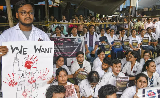 ವೈದ್ಯೆಯ ಹತ್ಯೆ ವಿರೋಧಿಸಿ ರಾಷ್ಟ್ರಾದ್ಯಂತ ಪ್ರತಿಭಟನೆ: ಪ್ರತಿ ಎರಡು ಗಂಟೆಗೊಮ್ಮೆ ವರದಿ ರವಾನಿಸುವಂತೆ ರಾಜ್ಯಗಳಿಗೆ ಕೇಂದ್ರ ಸೂಚನೆ