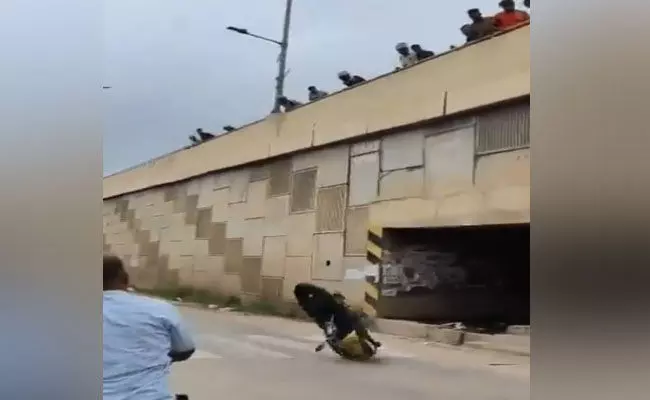 ಬೆಂಗಳೂರು | ಹೆದ್ದಾರಿಯಲ್ಲಿ ವೀಲಿಂಗ್ : ಸ್ಕೂಟರ್ಗಳನ್ನು ಫ್ಲೈಓವರ್ ಮೇಲಿಂದ ಕೆಳಗೆಸದ ಸಾರ್ವಜನಿಕರು ಬೆಂಗಳೂರು | ಹೆದ್ದಾರಿಯಲ್ಲಿ ವೀಲಿಂಗ್ : ಸ್ಕೂಟರ್ಗಳನ್ನು ಫ್ಲೈಓವರ್ ಮೇಲಿಂದ ಕೆಳಗೆಸದ ಸಾರ್ವಜನಿಕರು