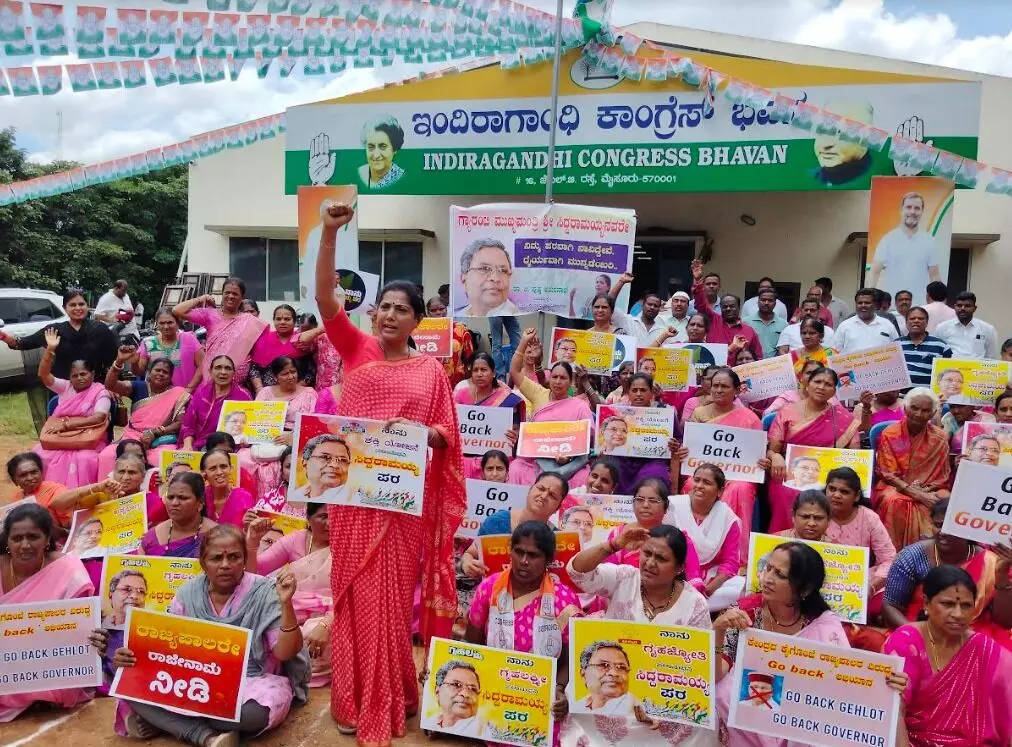 ಮೈಸೂರು | ರಾಜ್ಯಪಾಲರ ರಾಜೀನಾಮೆಗೆ ಒತ್ತಾಯಿಸಿ ಗ್ಯಾರಂಟಿ ಯೋಜನೆಯ ಫಲಾನುಭವಿಗಳ ಪ್ರತಿಭಟನೆ ಮೈಸೂರು | ರಾಜ್ಯಪಾಲರ ರಾಜೀನಾಮೆಗೆ ಒತ್ತಾಯಿಸಿ ಗ್ಯಾರಂಟಿ ಯೋಜನೆಯ ಫಲಾನುಭವಿಗಳ ಪ್ರತಿಭಟನೆ