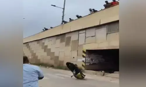 ಬೆಂಗಳೂರು | ಹೆದ್ದಾರಿಯಲ್ಲಿ ವೀಲಿಂಗ್ : ಸ್ಕೂಟರ್‌ಗಳನ್ನು​ ಫ್ಲೈಓವರ್ ಮೇಲಿಂದ ಕೆಳಗೆಸದ ಸಾರ್ವಜನಿಕರು