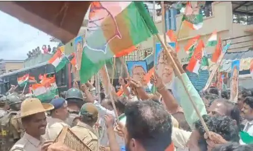 ಮುಡಾ ಪ್ರಕರಣ | ಬಿ.ಎಸ್‌.ಯಡಿಯೂರಪ್ಪ ನಿವಾಸಕ್ಕೆ ಮುತ್ತಿಗೆ ಯತ್ನ : ಕಾಂಗ್ರೆಸ್ ಕಾರ್ಯಕರ್ತರು ವಶಕ್ಕೆ