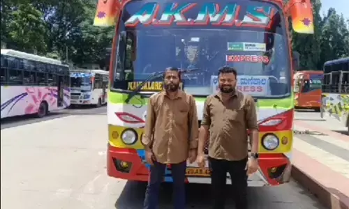 ಪಣಂಬೂರು| ಲಾರಿ ಢಿಕ್ಕಿ ಹೊಡೆದು ರಸ್ತೆಗೆ ಎಸೆಯಲ್ಪಟ್ಟಿದ್ದ ಗಾಯಾಳುವನ್ನು ಆಸ್ಪತ್ರೆಗೆ ಬಸ್ ನಲ್ಲೇ ಕರೆದುಕೊಂಡು ಹೋದ ಸಿಬ್ಬಂದಿ