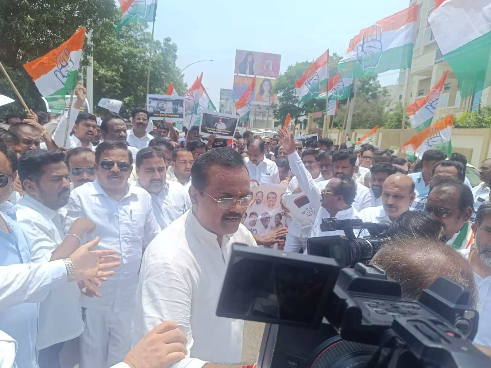 ಕಲಬುರಗಿ | ರಾಜ್ಯಪಾಲರ ವಿರುದ್ಧ ಕಾಂಗ್ರೆಸ್ ಶಾಸಕರ ನೇತೃತ್ವದಲ್ಲಿ ಪ್ರತಿಭಟನೆ