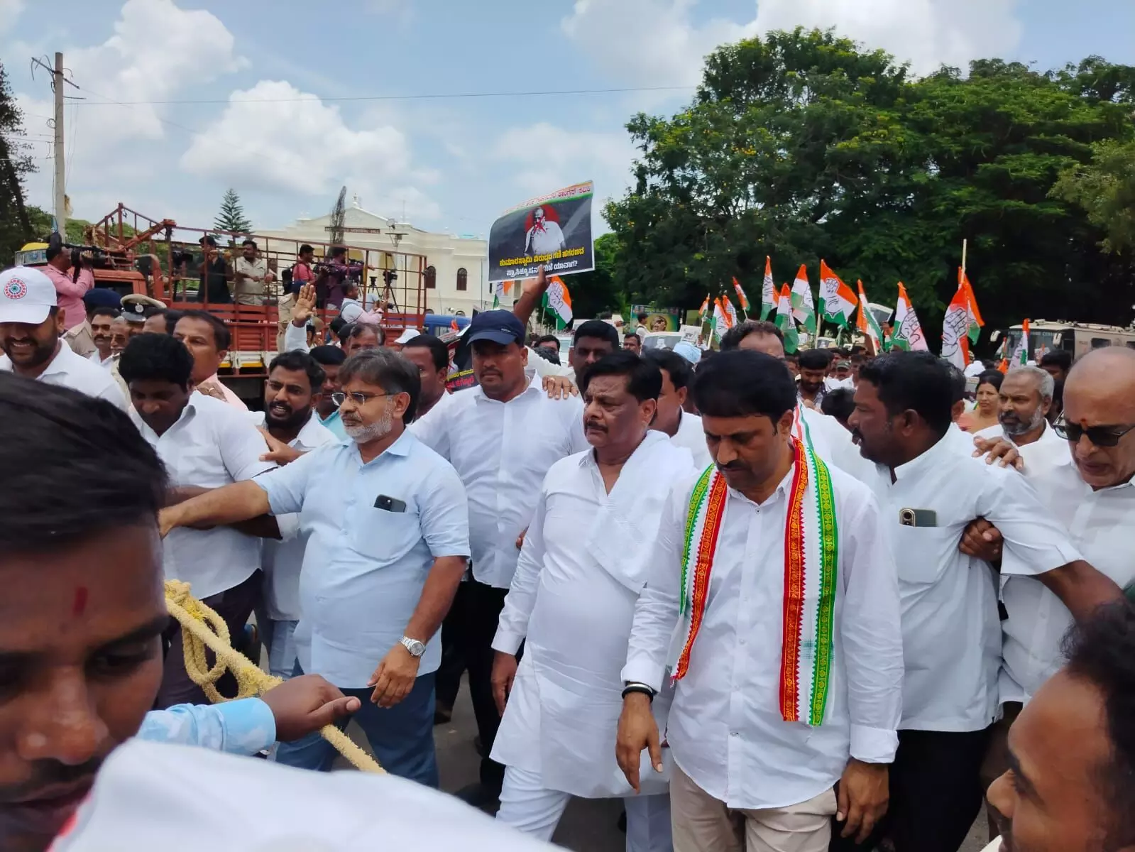 ಪ್ರಾಸಿಕ್ಯೂಷನ್ಗೆ ಅನುಮತಿ | ರಾಜ್ಯಪಾಲರ ನಡೆ ಖಂಡಿಸಿ ಸಿಎಂ ತವರು ಮೈಸೂರಿನಲ್ಲಿ ಕಾಂಗ್ರೆಸ್ ಪ್ರತಿಭಟನೆ ಪ್ರಾಸಿಕ್ಯೂಷನ್ಗೆ ಅನುಮತಿ | ರಾಜ್ಯಪಾಲರ ನಡೆ ಖಂಡಿಸಿ ಸಿಎಂ ತವರು ಮೈಸೂರಿನಲ್ಲಿ ಕಾಂಗ್ರೆಸ್ ಪ್ರತಿಭಟನೆ