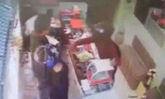 ಚಿನ್ನಾಭರಣ ಮಳಿಗೆಗೆ ನುಗ್ಗಿ ಬಂದೂಕು ತೋರಿಸಿ ದರೋಡೆ ಮಾಡಿದ್ದ ಅಗ್ನಿವೀರ್ ನ ಬಂಧನ ಚಿನ್ನಾಭರಣ ಮಳಿಗೆಗೆ ನುಗ್ಗಿ ಬಂದೂಕು ತೋರಿಸಿ ದರೋಡೆ ಮಾಡಿದ್ದ ಅಗ್ನಿವೀರ್ ನ ಬಂಧನ