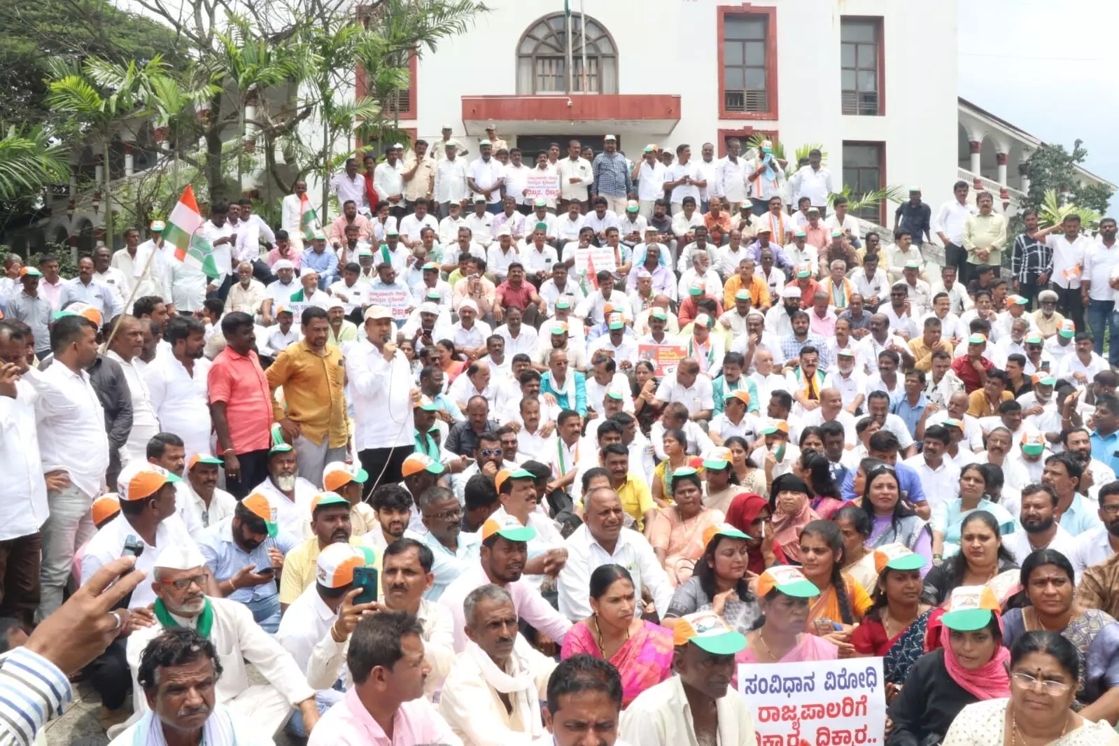 ಪ್ರಾಸಿಕ್ಯೂಷನ್‌ಗೆ ಅನುಮತಿ | ರಾಜ್ಯಪಾಲರ ಕ್ರಮವನ್ನು ಖಂಡಿಸಿ ಶಿವಮೊಗ್ಗ ಜಿಲ್ಲಾ ಕಾಂಗ್ರೆಸ್‌ನಿಂದ ಮೆರವಣಿಗೆ, ಪ್ರತಿಭಟನೆ