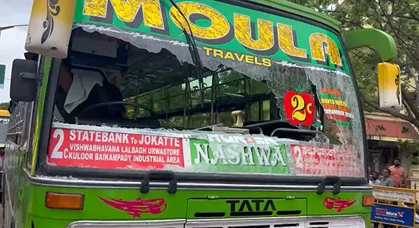 ಮಂಗಳೂರು| ಬಸ್ಗೆ ಕಲ್ಲು ತೂರಾಟ ಪ್ರಕರಣ: 3 ಮಂದಿ ಆರೋಪಿಗಳ ಬಂಧನ ಮಂಗಳೂರು| ಬಸ್ಗೆ ಕಲ್ಲು ತೂರಾಟ ಪ್ರಕರಣ: 3 ಮಂದಿ ಆರೋಪಿಗಳ ಬಂಧನ