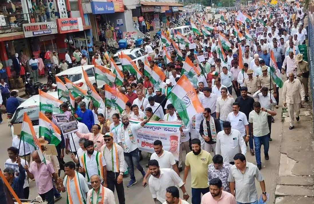 ಪ್ರಾಸಿಕ್ಯೂಷನ್ಗೆ ಅನುಮತಿ | ರಾಜ್ಯಪಾಲರ ಕ್ರಮವನ್ನು ಖಂಡಿಸಿ ಕೊಡಗು ಜಿಲ್ಲಾ ಕಾಂಗ್ರೆಸ್ನಿಂದ ಬೃಹತ್ ಪ್ರತಿಭಟನೆ ಪ್ರಾಸಿಕ್ಯೂಷನ್ಗೆ ಅನುಮತಿ | ರಾಜ್ಯಪಾಲರ ಕ್ರಮವನ್ನು ಖಂಡಿಸಿ ಕೊಡಗು ಜಿಲ್ಲಾ ಕಾಂಗ್ರೆಸ್ನಿಂದ ಬೃಹತ್ ಪ್ರತಿಭಟನೆ