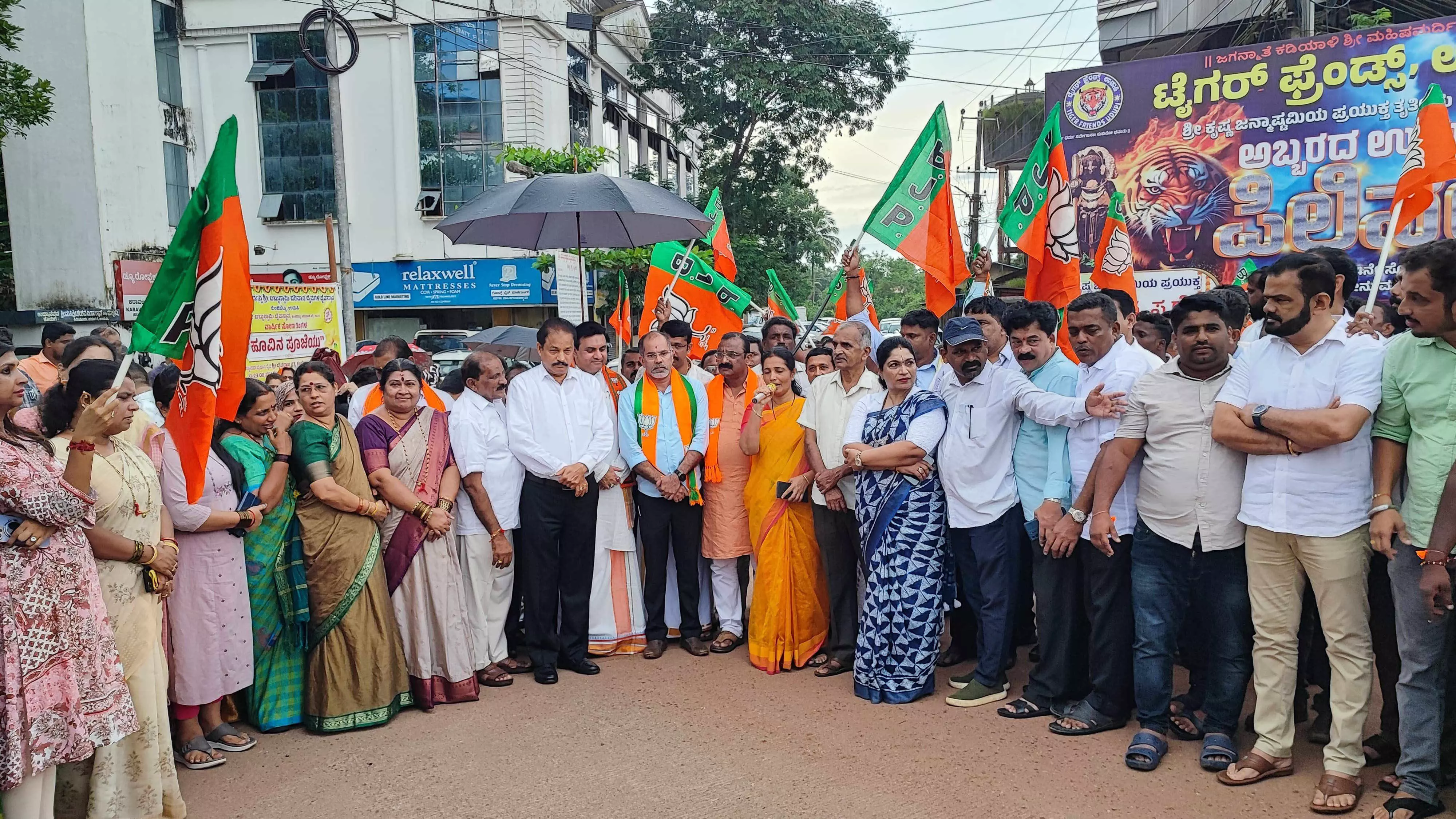 ಸಿಎಂ ಸಿದ್ದರಾಮಯ್ಯ ರಾಜೀನಾಮೆಗೆ ಅಗ್ರಹಿಸಿ ಬಿಜೆಪಿ ಧರಣಿ ಸಿಎಂ ಸಿದ್ದರಾಮಯ್ಯ ರಾಜೀನಾಮೆಗೆ ಅಗ್ರಹಿಸಿ ಬಿಜೆಪಿ ಧರಣಿ