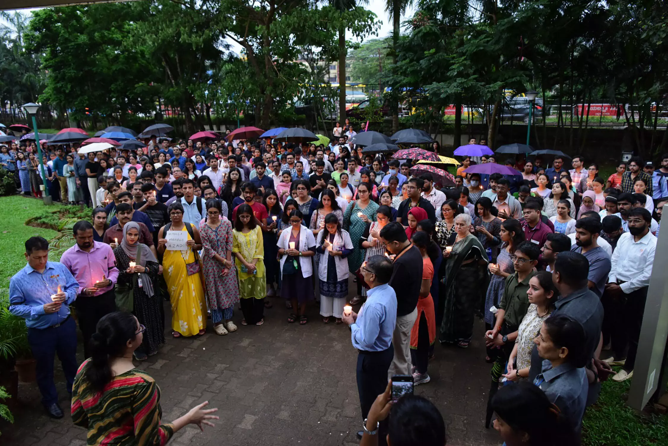 ಕೋಲ್ಕತಾ ಪ್ರಕರಣ: ಮಣಿಪಾಲ ವಿದ್ಯಾರ್ಥಿಗಳಿಂದ ಮೌನ ಮೆರವಣಿಗೆ ಕೋಲ್ಕತಾ ಪ್ರಕರಣ: ಮಣಿಪಾಲ ವಿದ್ಯಾರ್ಥಿಗಳಿಂದ ಮೌನ ಮೆರವಣಿಗೆ