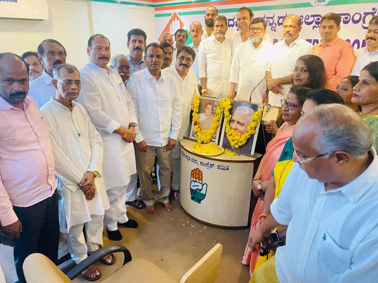 ದ.ಕ. ಜಿಲ್ಲಾ ಕಾಂಗ್ರೆಸ್ ಭವನದಲ್ಲಿ ರಾಜೀವ್ ಗಾಂಧಿ, ದೇವರಾಜು ಅರಸು ಜನ್ಮದಿನಾಚರಣೆ ದ.ಕ. ಜಿಲ್ಲಾ ಕಾಂಗ್ರೆಸ್ ಭವನದಲ್ಲಿ ರಾಜೀವ್ ಗಾಂಧಿ, ದೇವರಾಜು ಅರಸು ಜನ್ಮದಿನಾಚರಣೆ