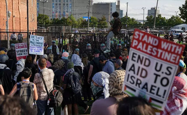 ಡೆಮಾಕ್ರಟಿಕ್ ಸಮಾವೇಶ |ಪೆಲೆಸ್ತೀನ್ ಪರ ಪ್ರತಿಭಟನಾಕಾರರಿಂದ ಭದ್ರತೆ ಉಲ್ಲಂಘನೆ ಡೆಮಾಕ್ರಟಿಕ್ ಸಮಾವೇಶ |ಪೆಲೆಸ್ತೀನ್ ಪರ ಪ್ರತಿಭಟನಾಕಾರರಿಂದ ಭದ್ರತೆ ಉಲ್ಲಂಘನೆ